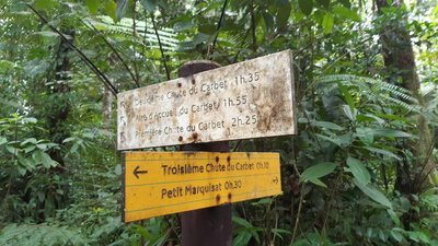 carrefour avec sentier montant vers l'aire d'accueil du Carbet